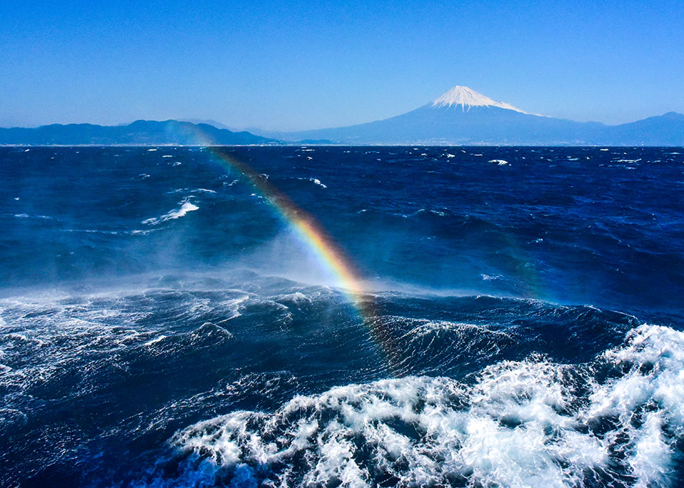 佳作　諏訪 幸子さんの作品「駿河湾沖・虹の浪」